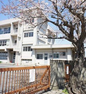近くの横須賀市立長井小学校まで2,090m（徒歩27分）