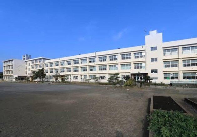 近くの三浦市立初声小学校まで1,412m（徒歩18分）