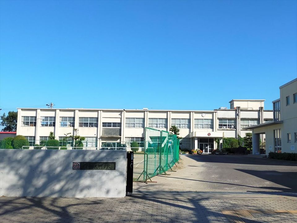 近くの江南市立北部中学校まで492m（徒歩7分）