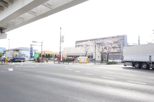 近くのセブン-イレブン足立入谷1丁目店まで431m(徒歩6分)