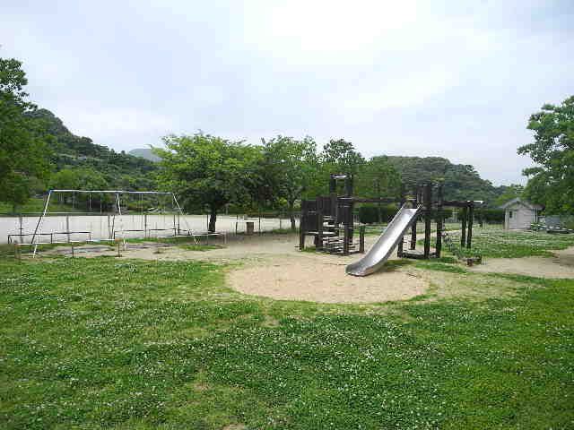 近くの南公園まで909m(徒歩12分)