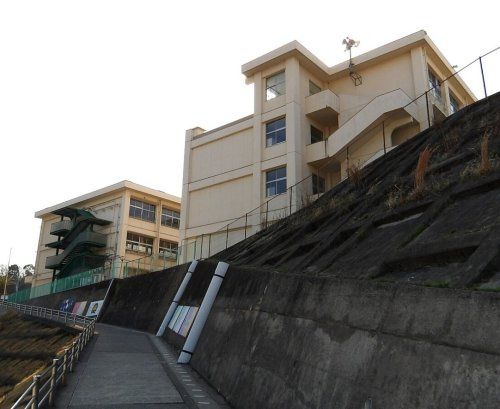 近くの倉敷市立旭丘小学校まで500m(徒歩7分)
