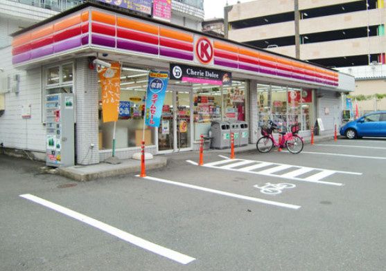 近くのコンビニまで628m（徒歩8分）
