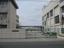 近くの寝屋川市立第二中学校まで599m（徒歩8分）