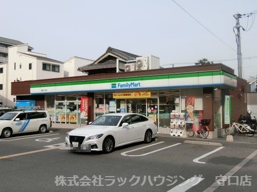 近くのファミリーマート 高倉町2丁目店まで386m（徒歩5分）