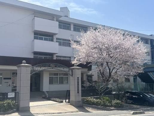 近くの倉敷市立児島中学校まで262m（徒歩4分）