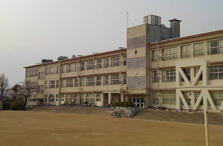近くの豊中市立上野小学校まで1,160m（徒歩15分）
