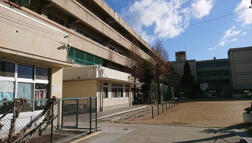近くの吹田市立吹田南小学校まで300m(徒歩4分)