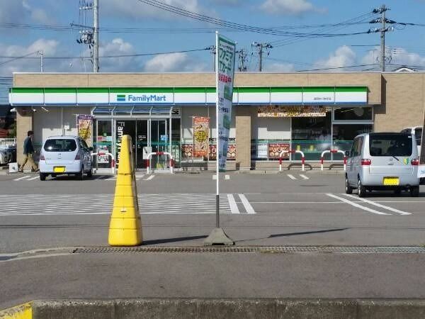 近くのファミリーマート 高岡中川栄町店まで209m(徒歩3分)