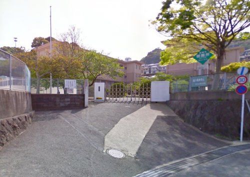 近くの長崎市立滑石小学校まで1,070m(徒歩14分)