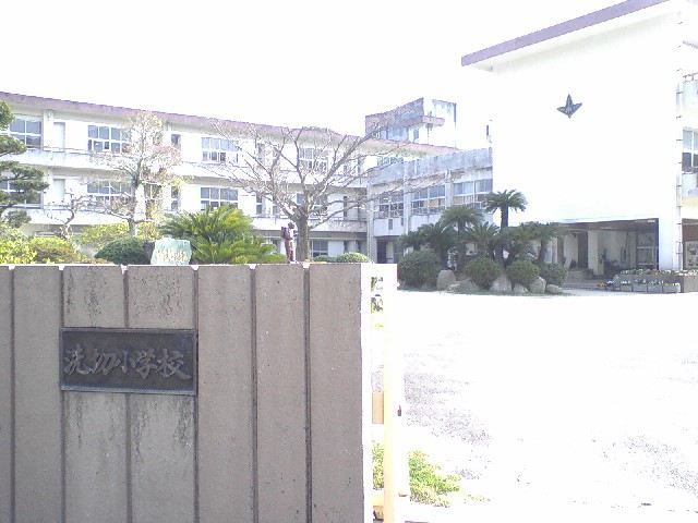 近くの長与町立洗切小学校まで1,840m(徒歩23分)