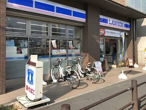 近くのローソン 足立六町四丁目店まで158m(徒歩2分)