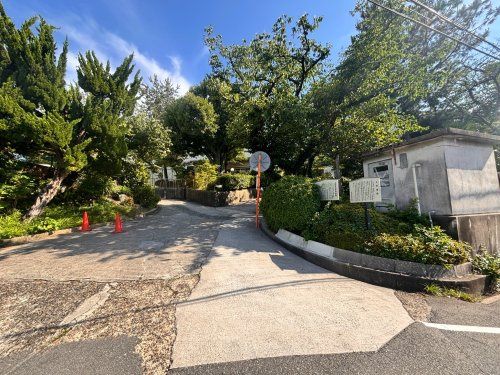近くの豊中市立上野小学校まで754m(徒歩10分)