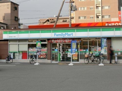 近くのファミリーマート 京阪本通二丁目店まで83m(徒歩2分)