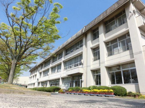 近くの倉敷市立万寿東小学校まで864m(徒歩11分)