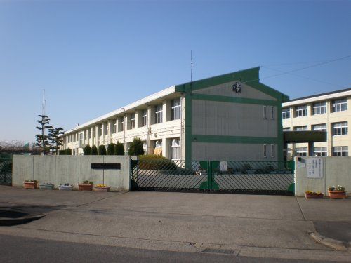近くの小牧市立光ケ丘小学校まで1,413m（徒歩18分）