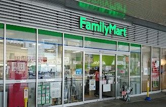 近くのファミリーマート エミオ保谷店まで649m（徒歩9分）