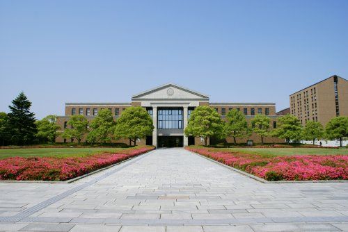 近くの同志社大学 正門(京田辺キャンパス)まで2,398m(徒歩30分)