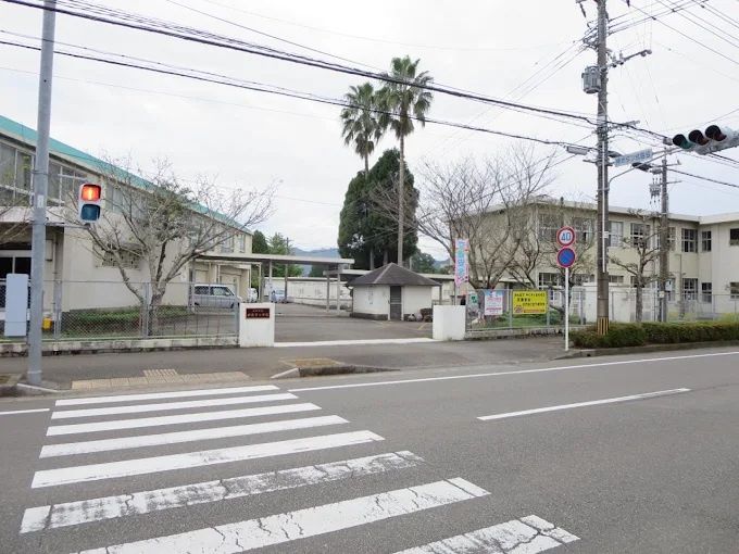 近くの日向市立財光寺小学校まで542m（徒歩7分）