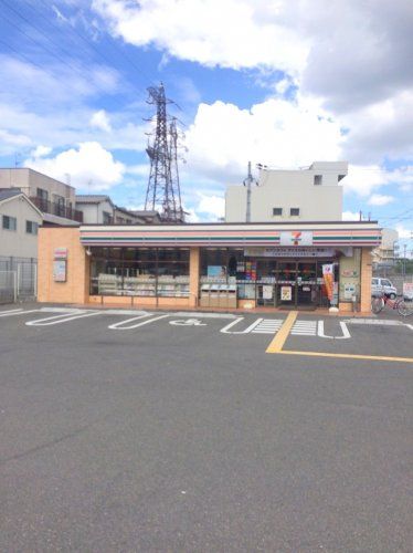 近くのセブンイレブンまで266m（徒歩4分）