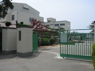 近くの神戸市立歌敷山中学校まで742m（徒歩10分）