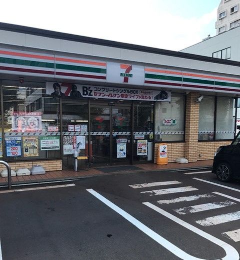 近くのセブンイレブン小千谷旭町まで5m（徒歩1分）
