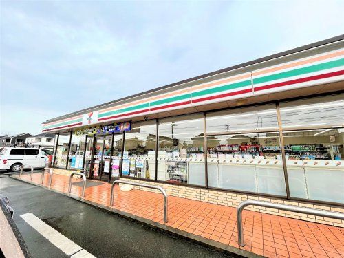 近くのセブンイレブン 伊勢崎境女塚店まで1,242m（徒歩16分）
