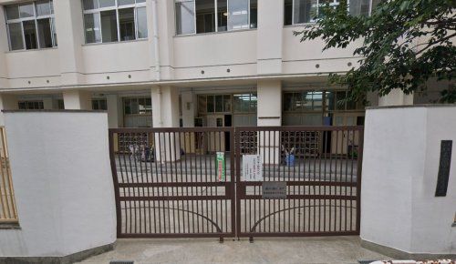 近くの大阪市立大淀小学校まで348m(徒歩5分)