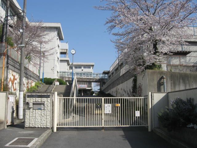 近くの寝屋川市立第十中学校まで652m(徒歩9分)