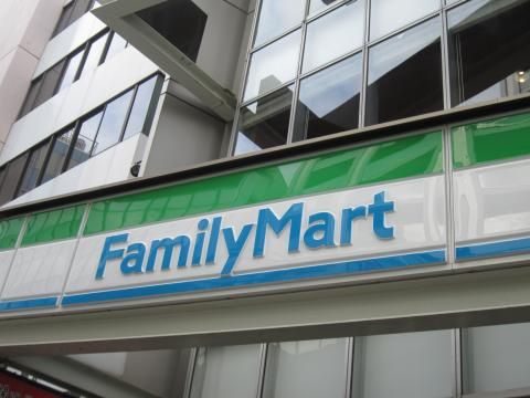 近くのファミリーマート高田馬場四丁目店まで297m（徒歩4分）