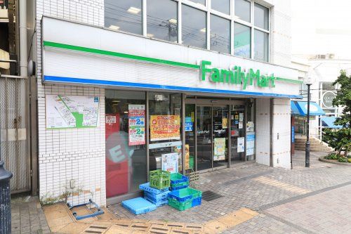 近くのファミリーマート 横須賀中央西口店まで254m(徒歩4分)