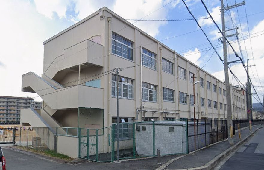 近くの高槻市立清水小学校まで1,057m（徒歩14分）