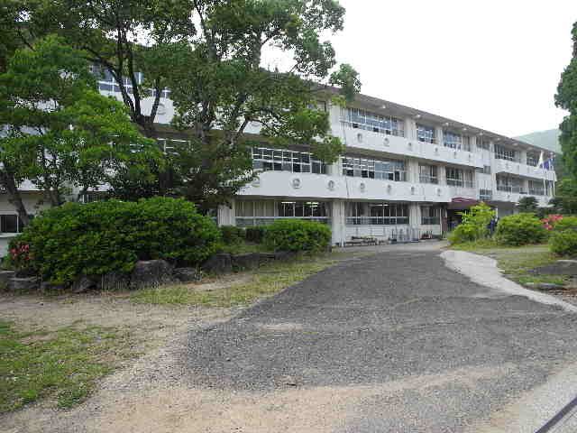 近くの長与町立長与中学校まで915m(徒歩12分)