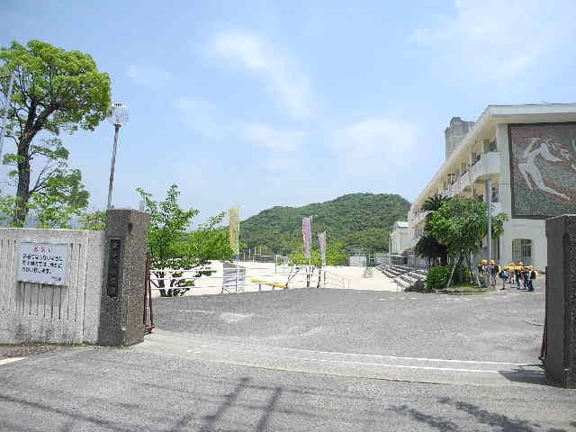 近くの長与町立長与南小学校まで414m(徒歩6分)