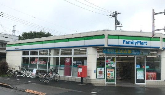 近くのファミリーマート 国分寺戸倉通り店まで821m（徒歩11分）