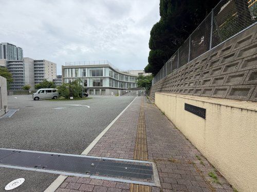 近くの豊中市立西丘小学校まで7,182m(徒歩90分)