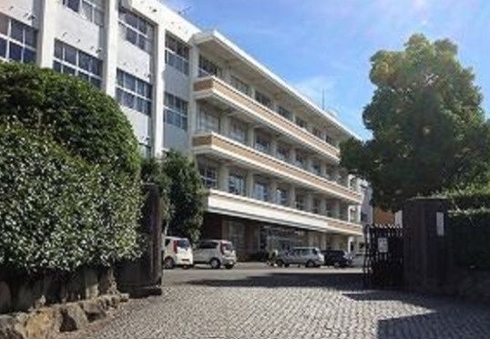 近くの高松市立香南中学校まで4,959m(徒歩62分)