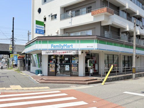 近くのファミリーマート豊中千成店まで150m（徒歩2分）