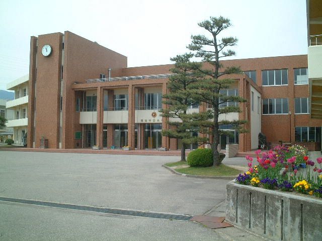 近くの南砺市立福光中部小学校まで1,592m（徒歩20分）