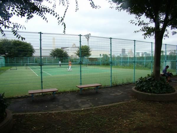 近くの新宿区立スポーツ施設甘泉園公園庭球場まで557m（徒歩7分）