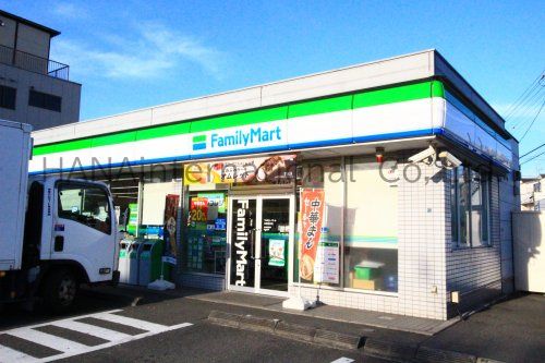 近くのファミリーマート川崎塩浜店まで528m（徒歩7分）