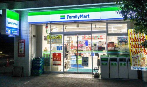 近くのファミリーマート 新町店まで20m（徒歩1分）