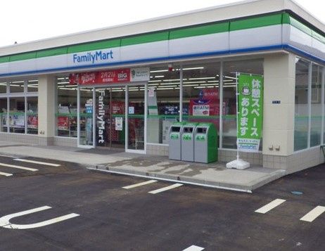 近くのファミリーマート高見町店まで715m(徒歩9分)