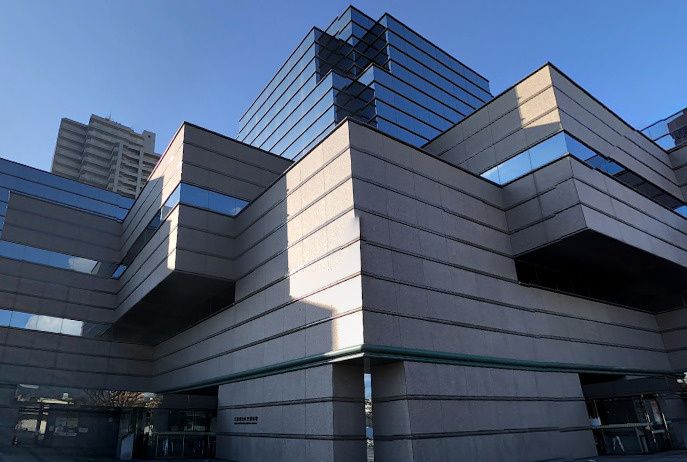 近くの大阪府立中央図書館まで2,349m（徒歩30分）