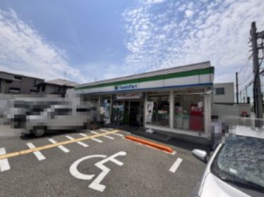 近くのファミリーマート豊中上野西店まで641m(徒歩9分)