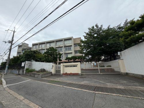 近くの豊中市立桜井谷東小学校まで385m(徒歩5分)