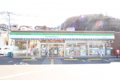 近くのファミリーマートまで496m(徒歩7分)