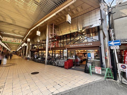 近くのライフ岡町店まで402m(徒歩6分)