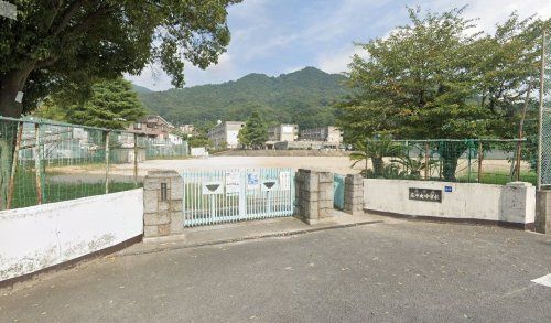 近くの呉市立広中央中学校まで1,256m(徒歩16分)