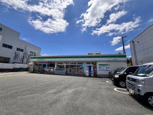 近くのファミリーマート豊中中桜塚店まで319m(徒歩4分)